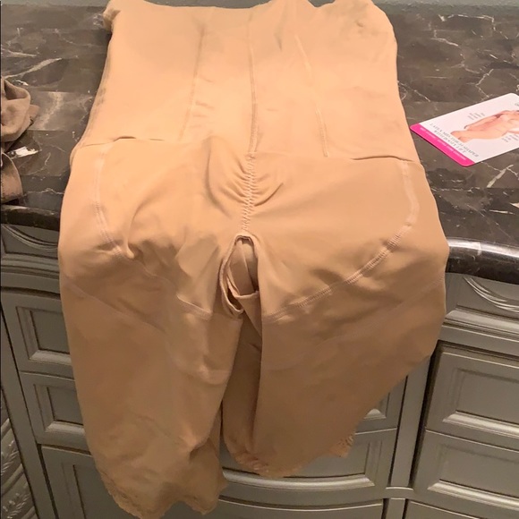 Waist taken in xxs or size 24 at smallest hook. - Picture 4 of 4